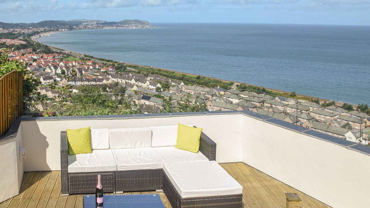 Rhyd-y-foel House | SEA-PRIZE VIEW, family friendly, with a garden in Old Colwyn