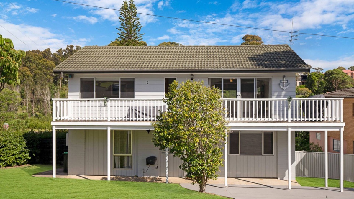 Malua Bay House | Sea-Scape| WiFi, Pool Table, Pets & Steps to Beach