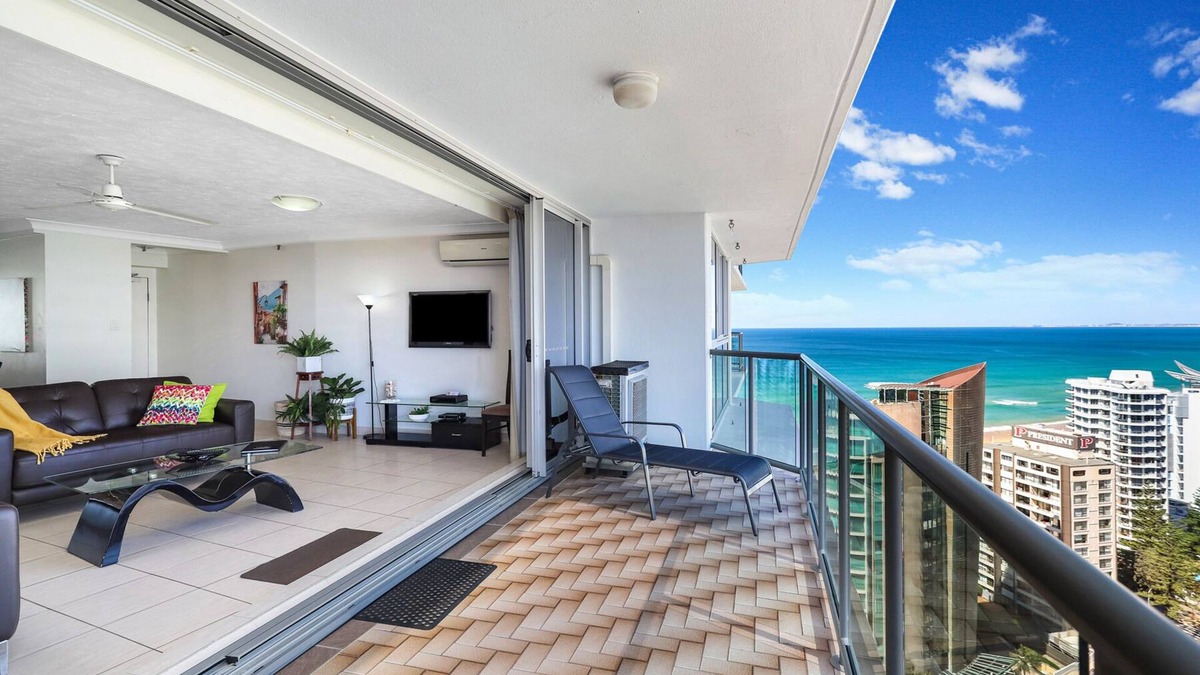 Surfers Paradise Apartment | Sea, Sun, Surfers Paradise and Broadbeach Proximity