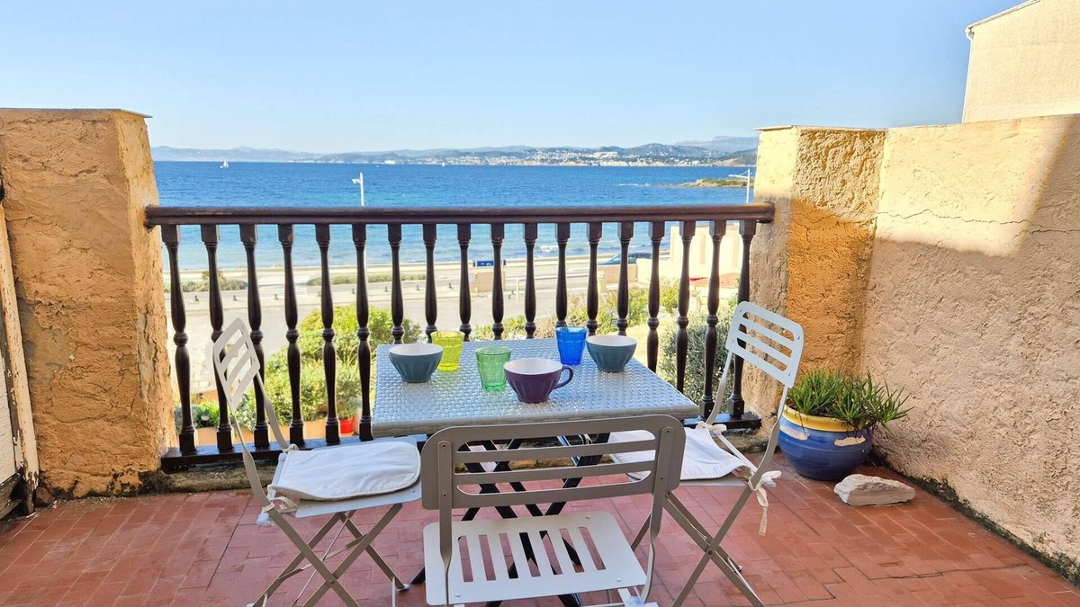 Le Brusc Apartment | Sea view, 10 minuts of the beach