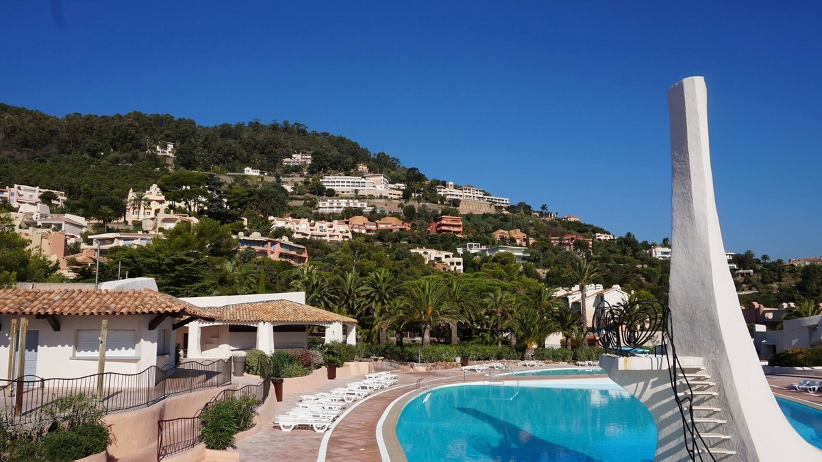 Theoule-Superieur Apartment | sea view Apartment Direct access private beach, swimming pools, sauna, hammam, tennis etc.