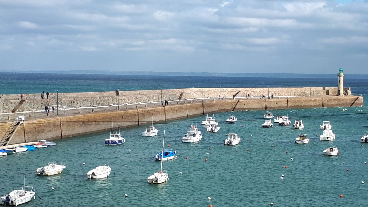 Binic Apartment | Sea view apartment 50 m from the beach.