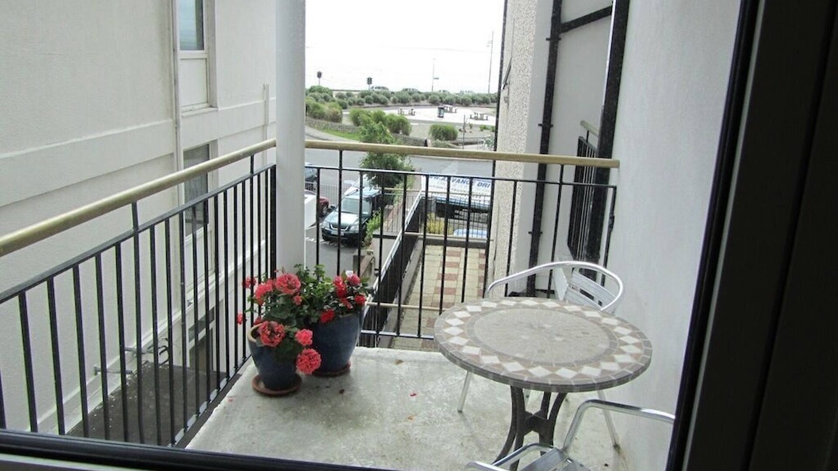 Galway Apartment | Sea View Apartment situated on the seafront near the village Salthill