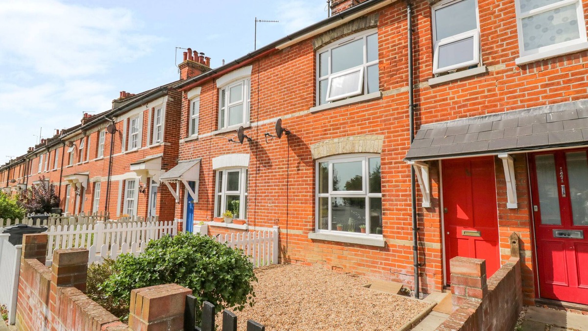 Frinton-on-Sea Cottage | SEA VIEW COTTAGE, pet friendly, with open fire in Frinton-On-Sea