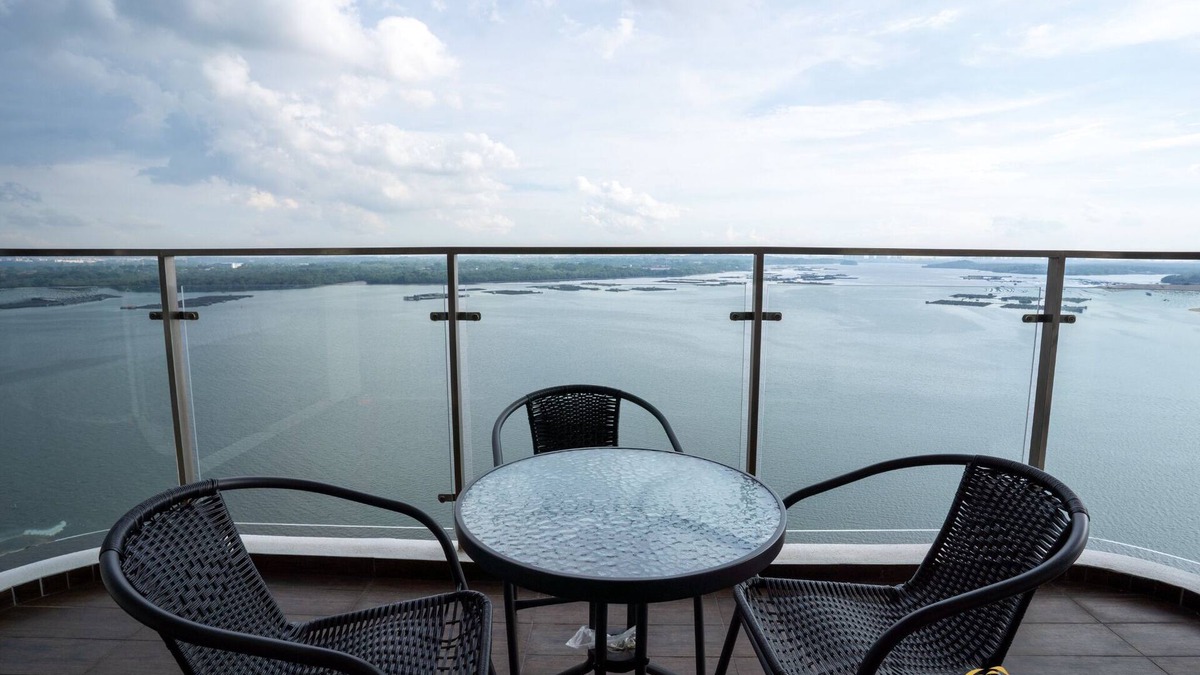 Central District Apartment | Sea View Country Garden Danga Bay by Lions Bay