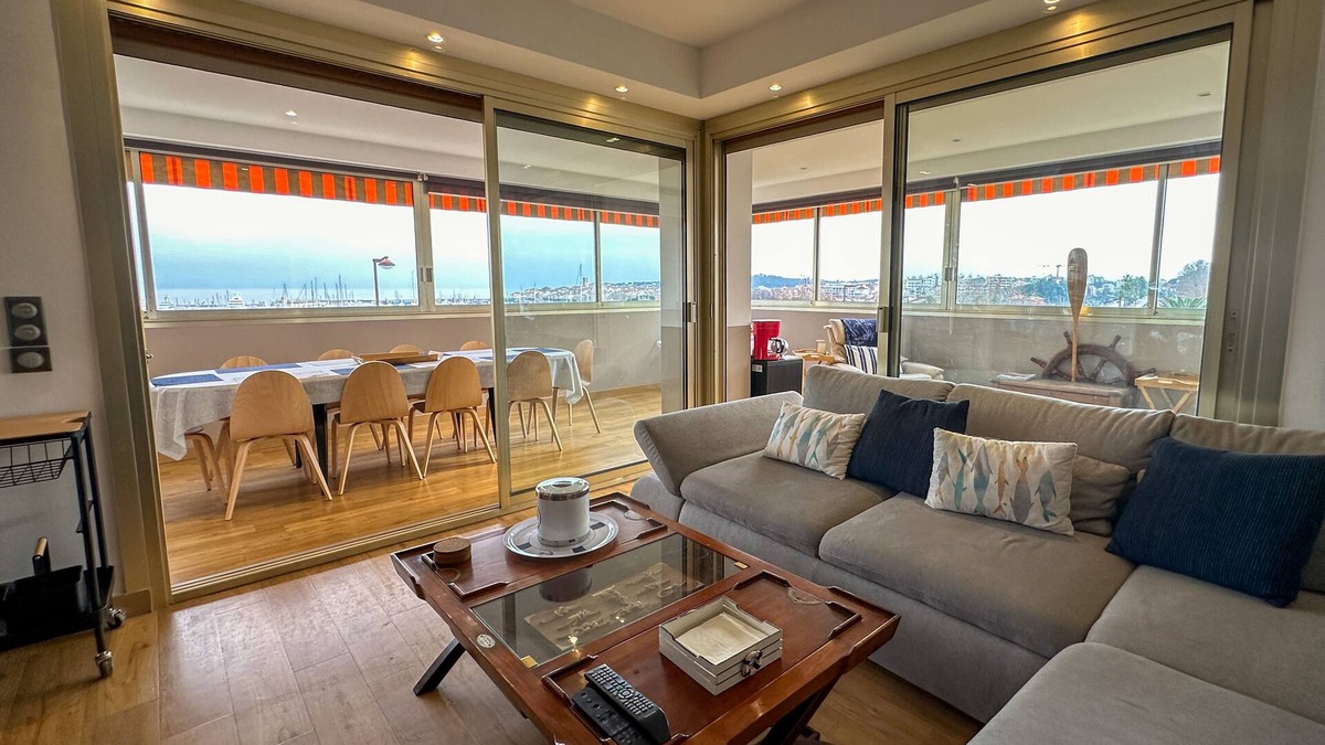 Antibes City Centre Apartment | Sea view, facing Harbor, near Center and Beach