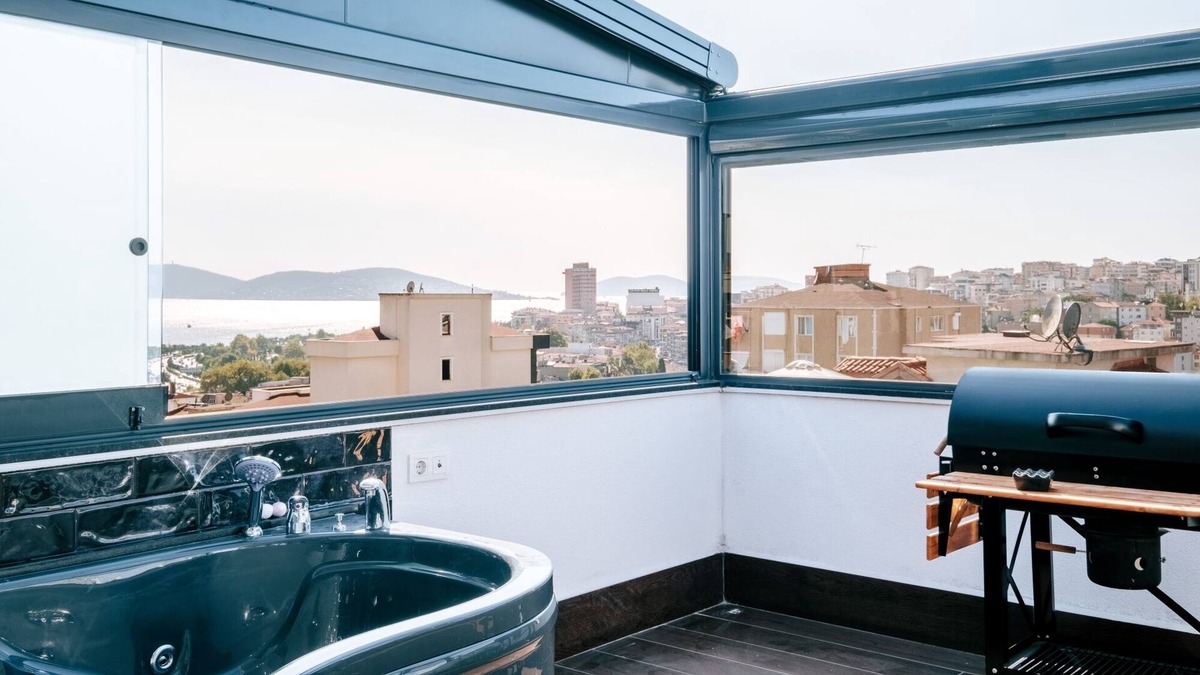 Kartal Apartment | Sea View Flat w Terrace, Jacuzzi Near Kartal Coast