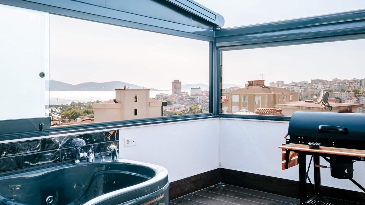Kartal Apartment | Sea View Flat w Terrace, Jacuzzi Near Kartal Coast