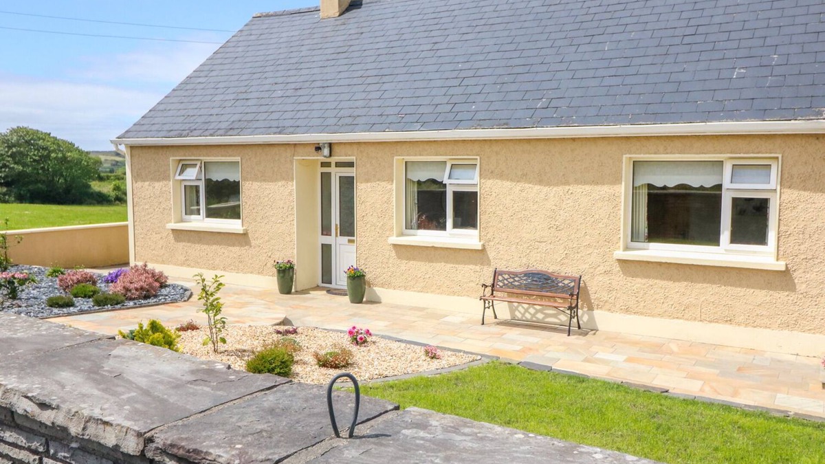 Magherareagh House | SEA VIEW HIDEAWAY, family friendly in Lahinch, County Clare