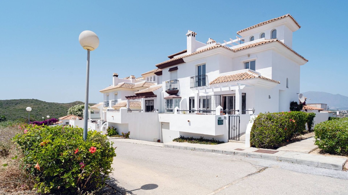 Puerto de la Duquesa Ski Chalet | Sea View Semi Detached Villa Manilva
