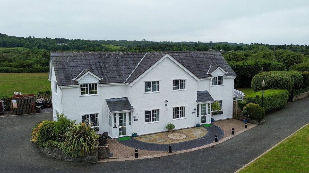 Dulas Cottage | Sea View - sleeps 4 guests in 2 bedrooms