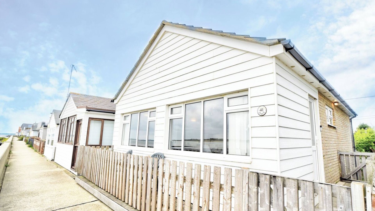 Colchester House | Sea Views & Chic 2-Bed Retreat by the Coast