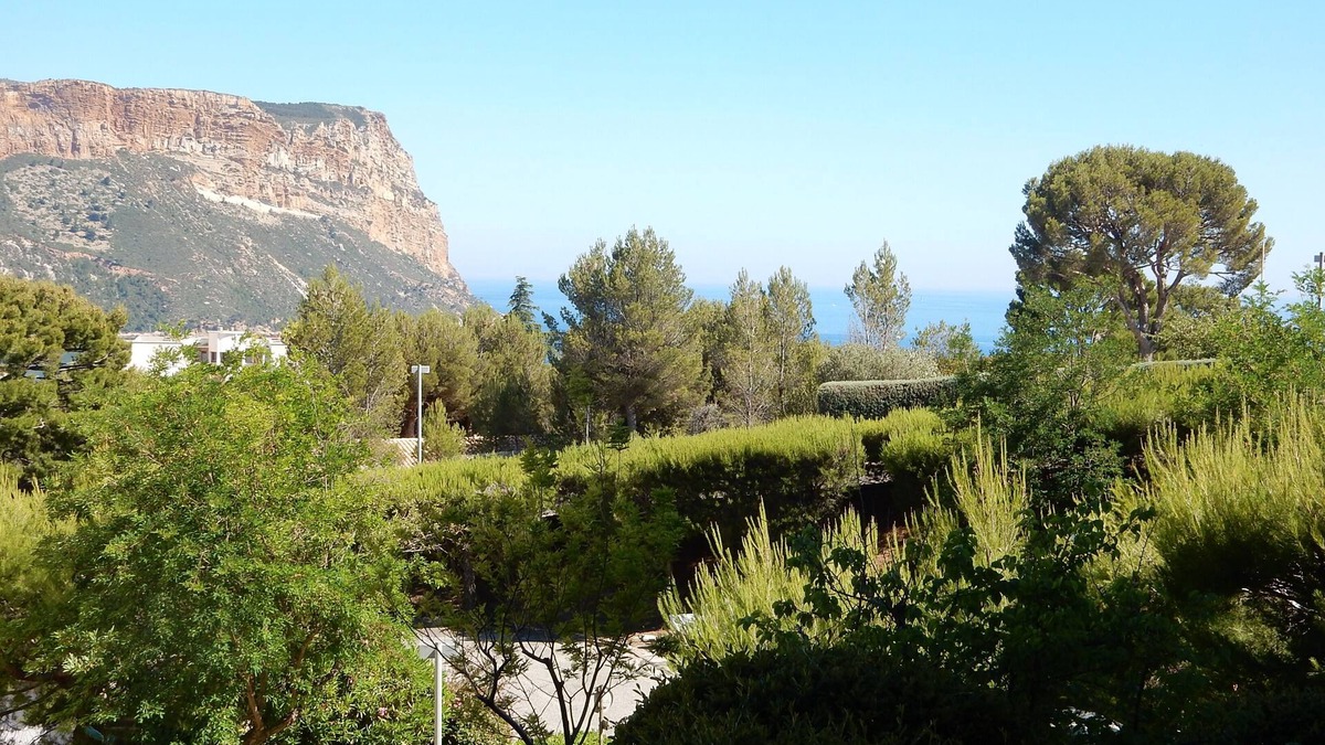 Cassis House | Sea views from a beautiful building, ideally located in Cassis near the harbour