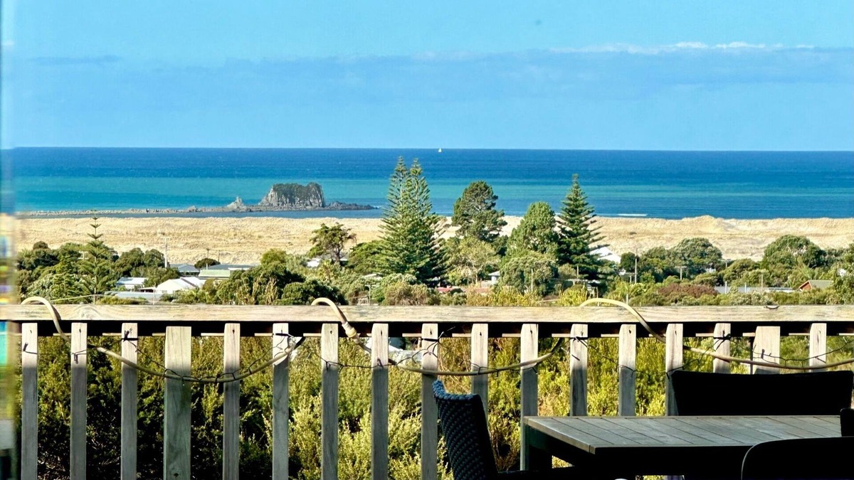Mangawhai Heads House | Sea views - sunny & spacious in the heart of Mangawhai Heads