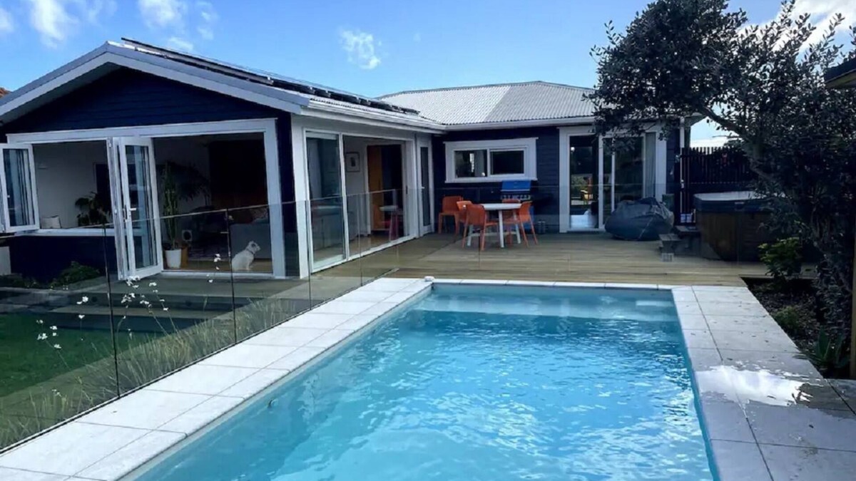 Paekakariki House | Sea views with pool, spa and sauna