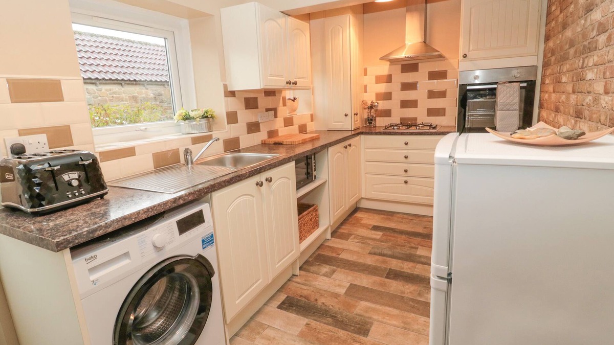 Hirst Cottage | SEABREEZE COTTAGE, pet friendly, with a garden in Ashington