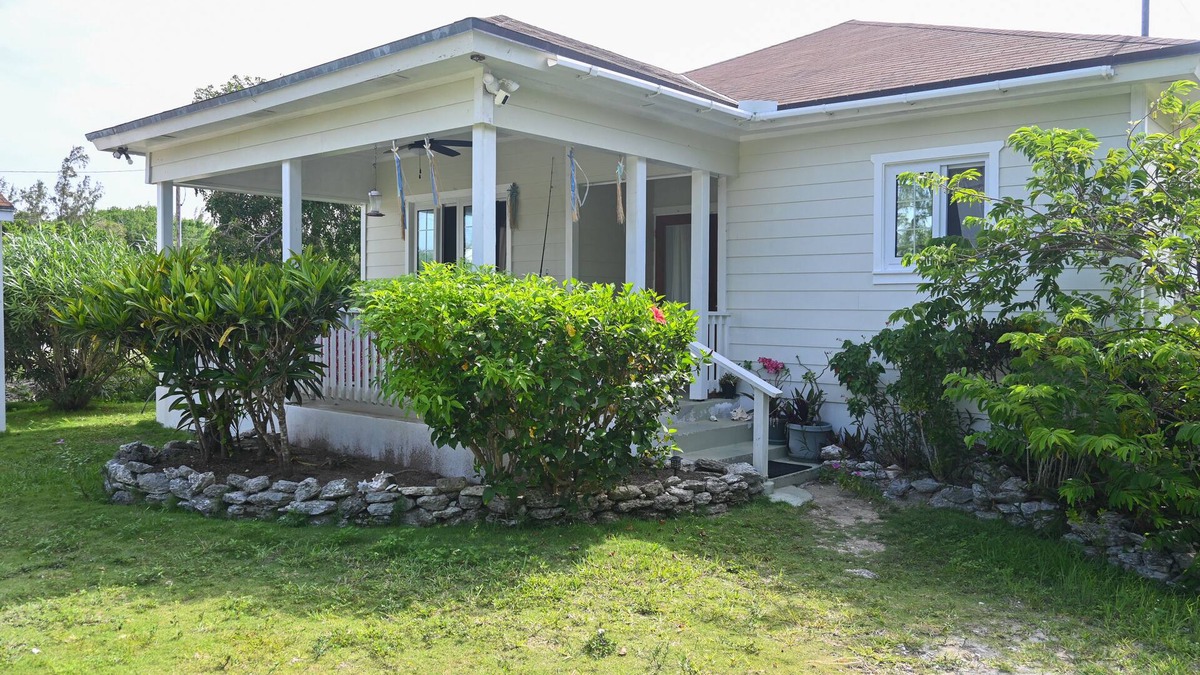 Tarpum Bay Cottage | Seabreeze Cottage - Steps to own private beach.