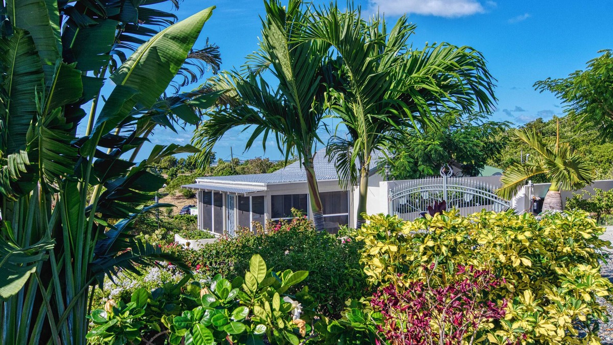 Estate Pastory Cottage | Seabreeze cottage with private pool and sunset view