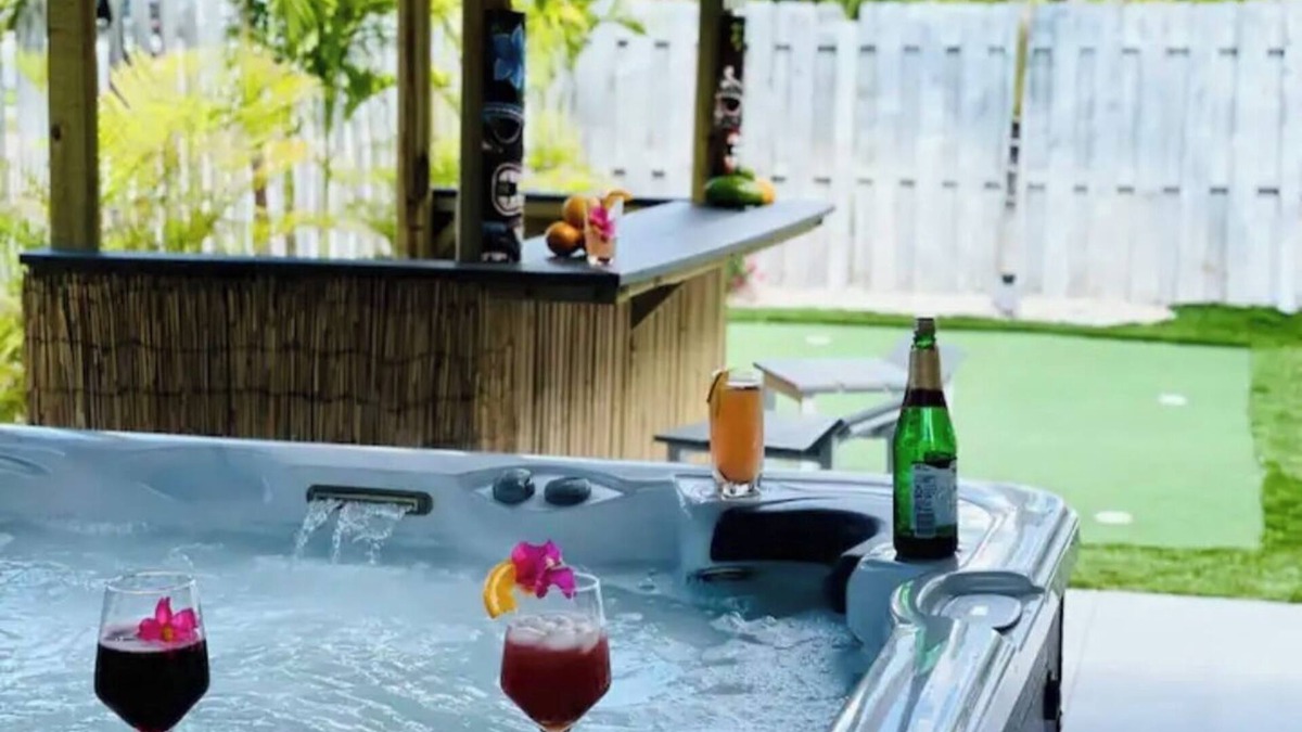Largo House | Seabreeze garden oasis, jacuzzi, golf, mins ->beaches