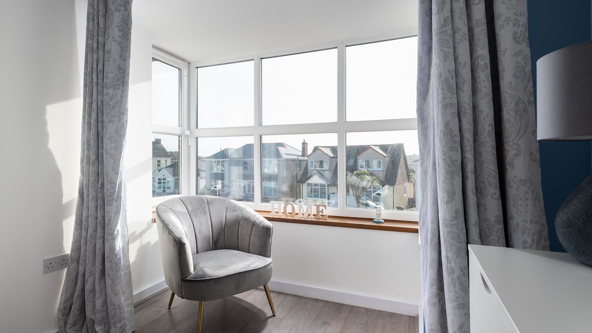 Newquay City Centre Apartment | Seabreeze Newquay 2 min walk to beach, private parking on a quiet road