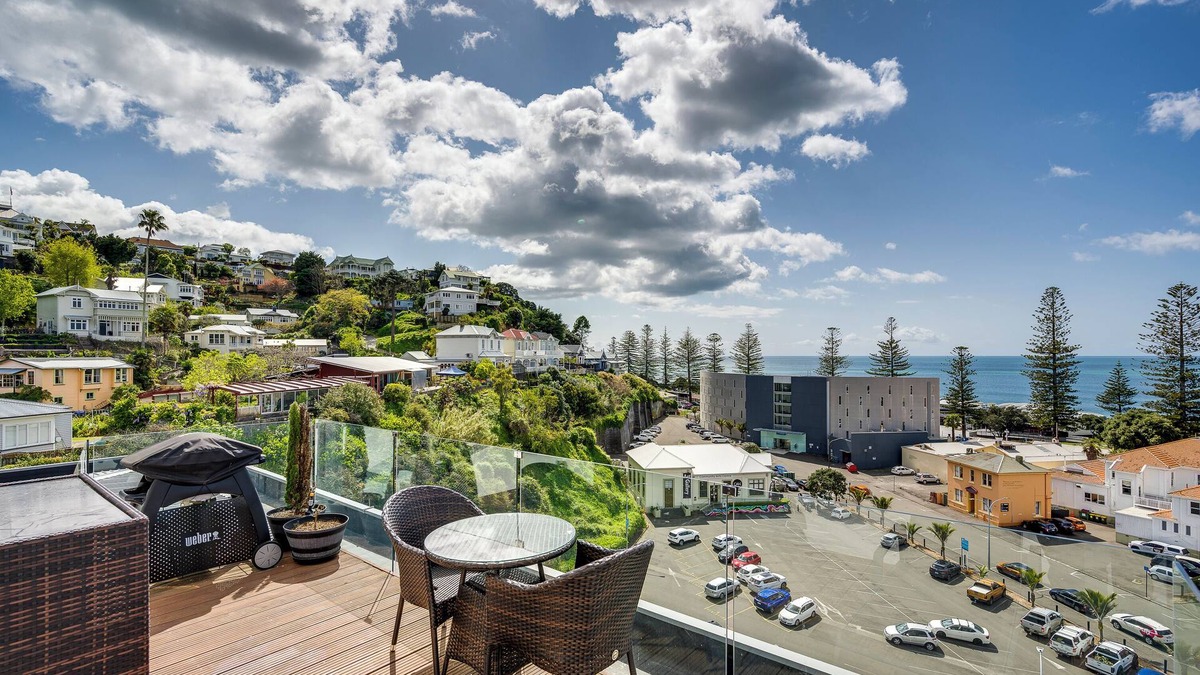 Napier House | Seabreeze Penthouse - Napier Holiday Apartment