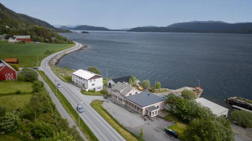 Haram Apartment | Seabreeze Stay - Two hours away from Geiranger