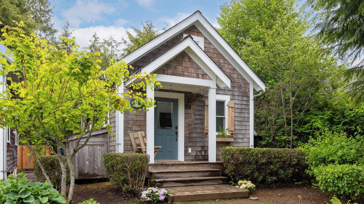 Pacific Beach Cabin | Seabrook 2 Bedroom cottage with hot tub, a wooded setting. Pet friendly and AC!