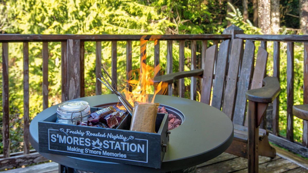 Seabrook Cabin | Seabrook Beach Cabin - Dog Friendly + Private Hot Tub + Walk to Town & Ocean