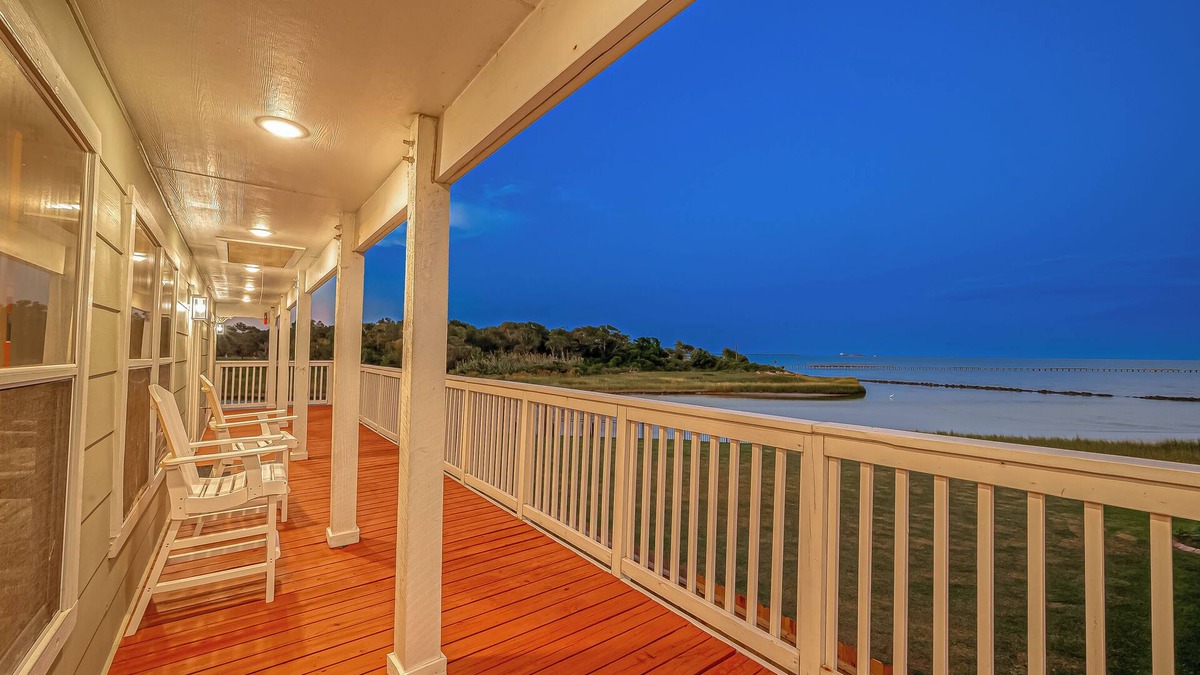 El Lago House | Seabrook/Kemah/Huge Deck, Games, Fishing/Pet-Friendly & Ready for Sun!