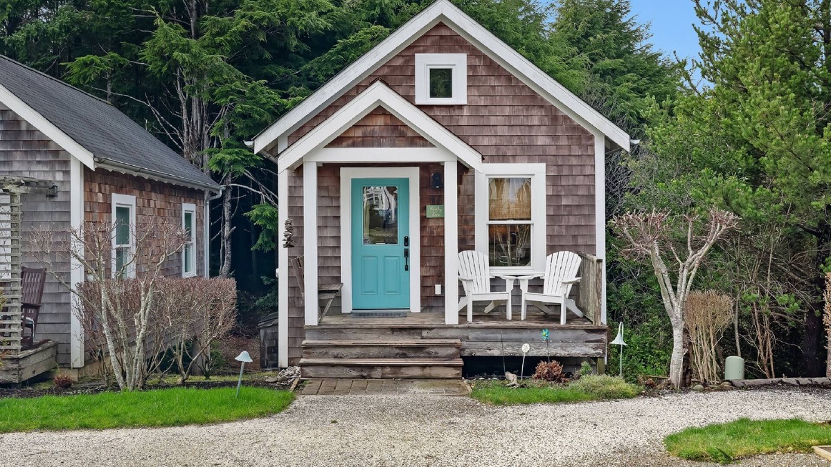 Seabrook House | Seabrook's Beachy Keen, a private hot tub