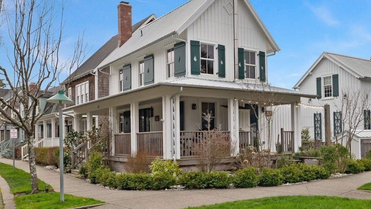 Seabrook House | Seabrook's Cedarbrook Cottage: Hot Tub & Dog Friendly!