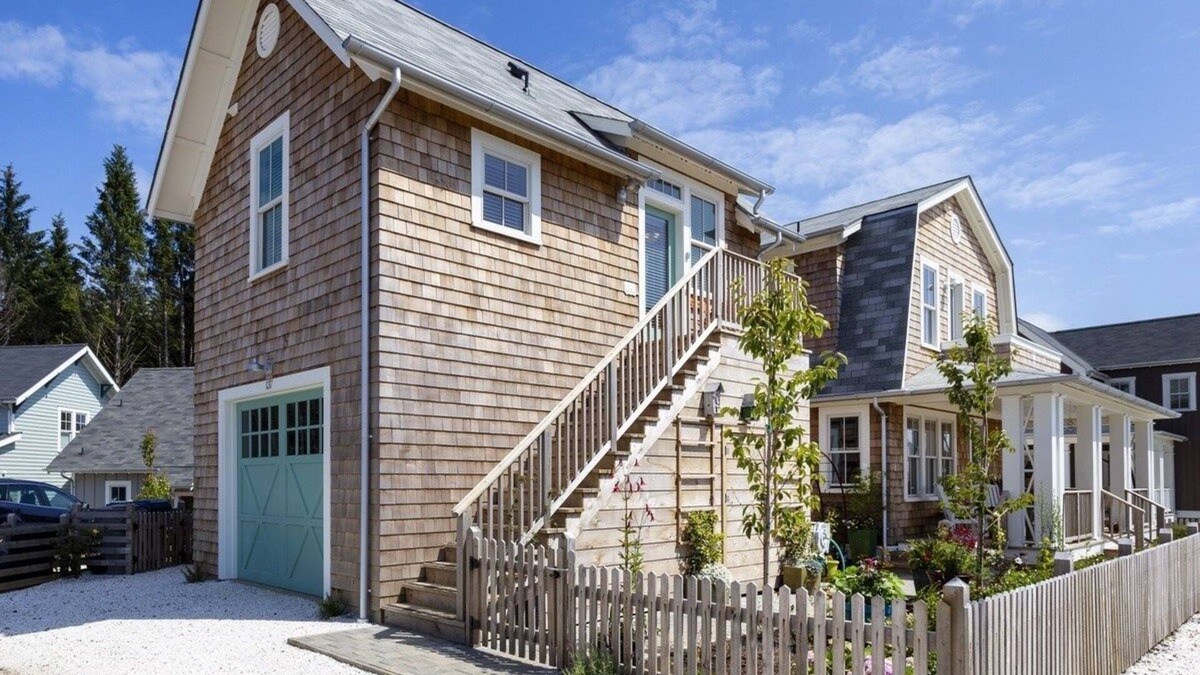 Seabrook House | Seabrook's High Tide Green Grass, relax with a view of the horse pasture!