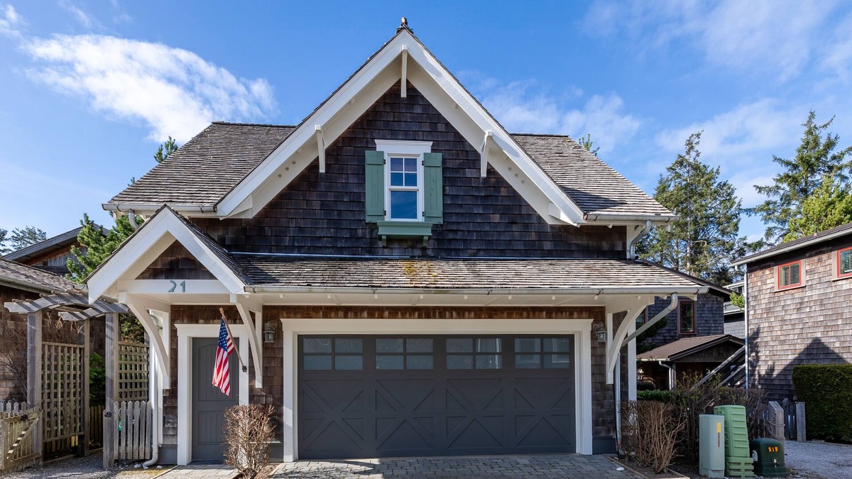 Seabrook House | Seabrook's Nantucket House: Oceanfront, Dog Friendly