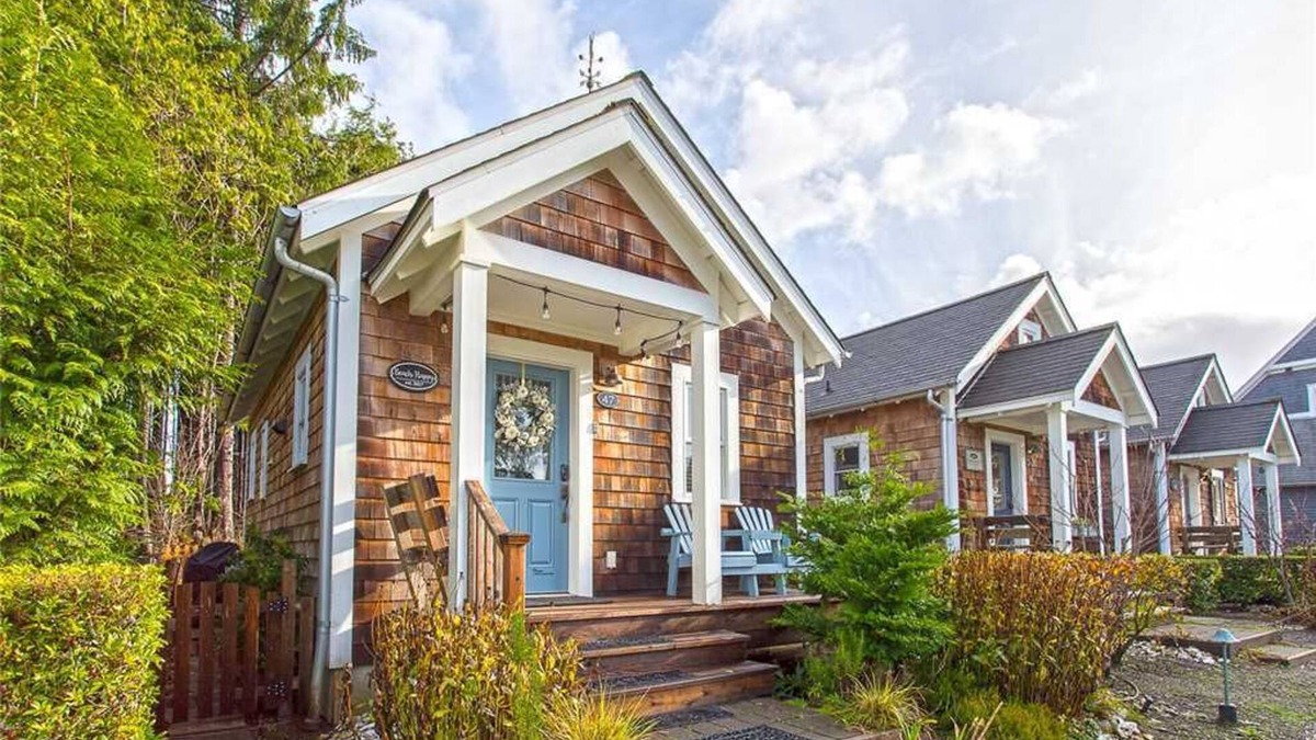 Seabrook House | Seabrook's Seastar Gazer: Dog Friendly, Hot Tub