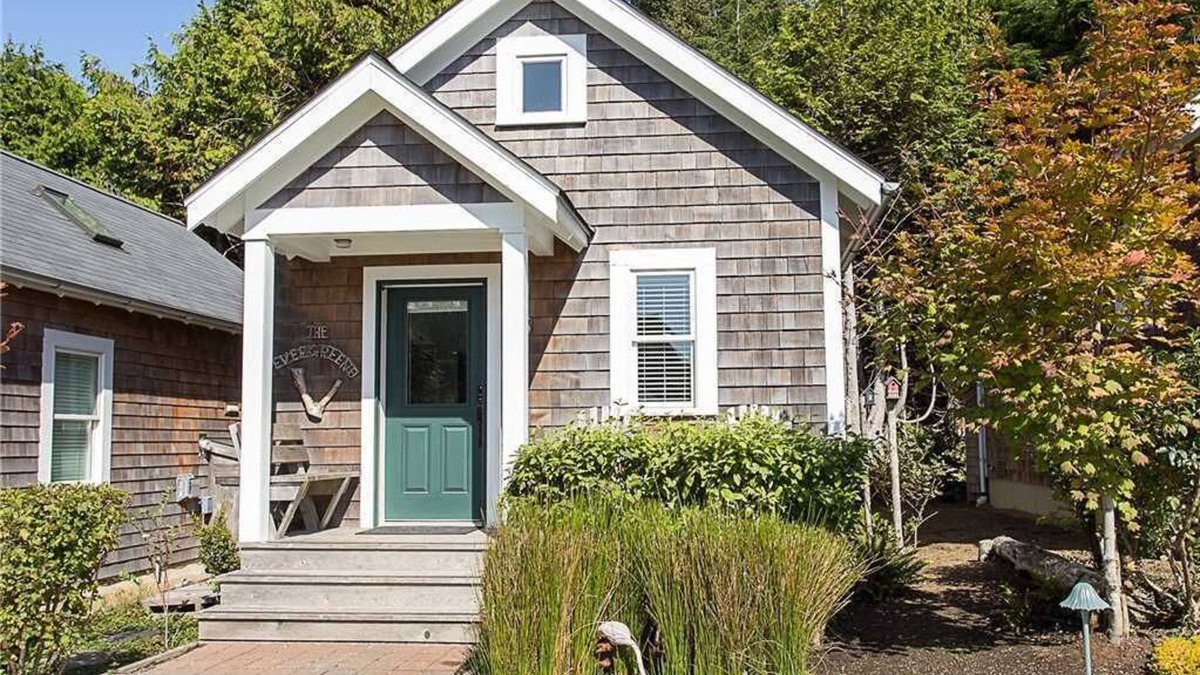 Seabrook House | Seabrook's The Evergreen Cabin: Dog Friendly