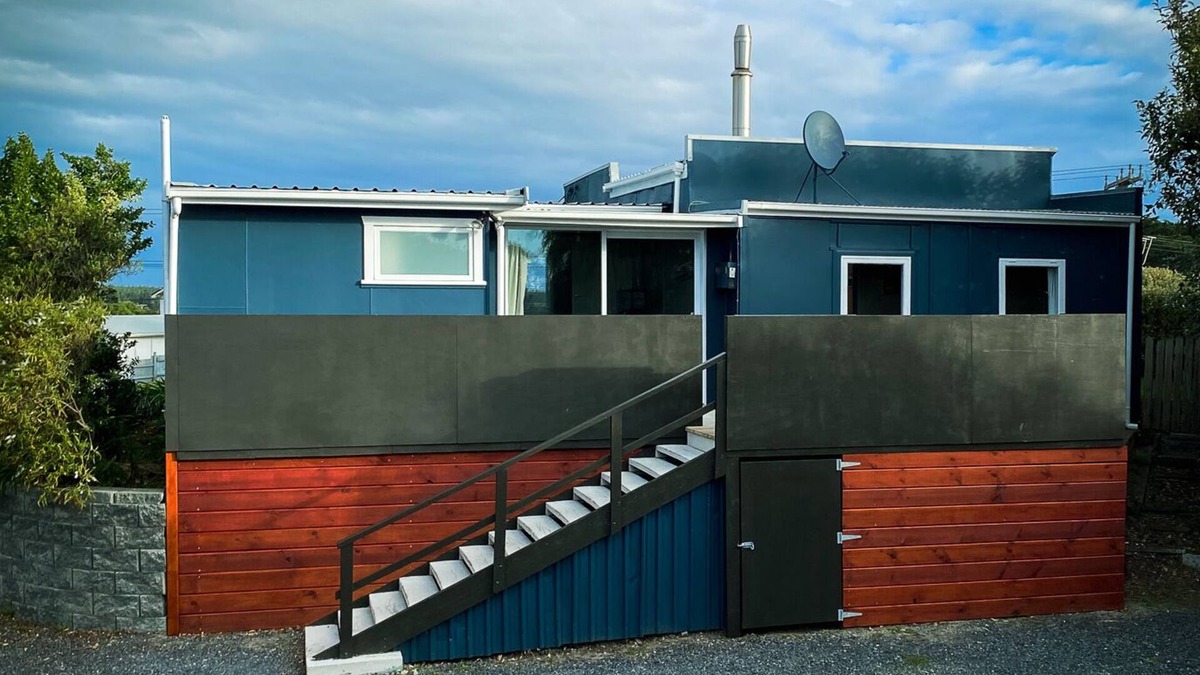Foxton Beach House | Seabury Lookout – Classic Kiwi Bach with Views!