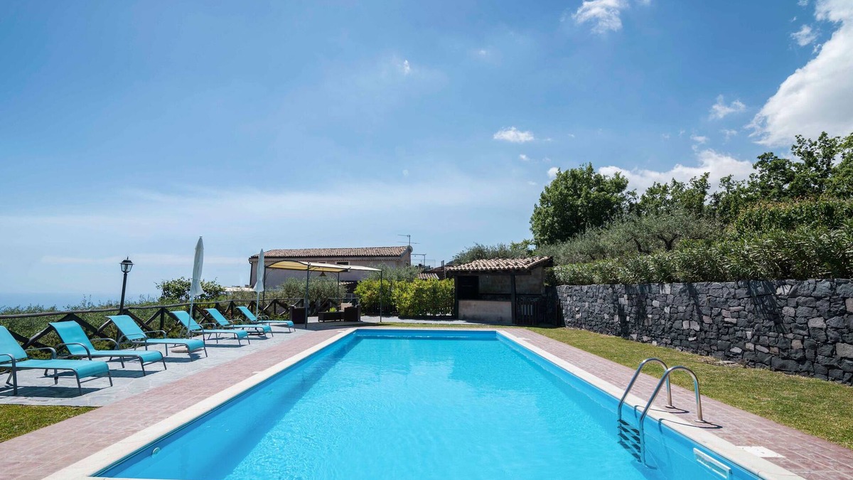 Piedimonte Etneo Villa | Seacily Pool View and 3 Ensuite Bathrooms