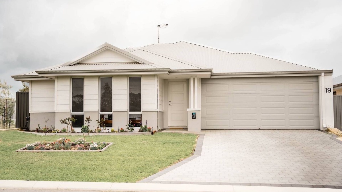 Lakelands House | Seacliffe Cottage by the Sea. Coastal Luxury for the whole family! Beach life!