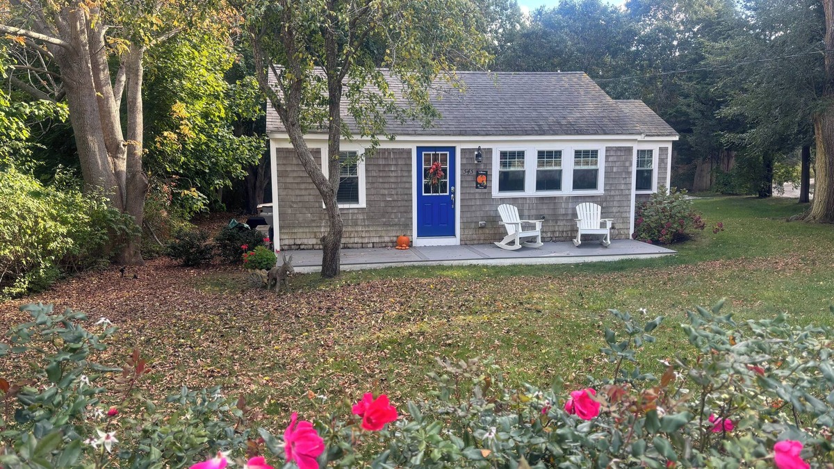 North Eastham Cottage | SEAclusion! Walk to Bay Beach!