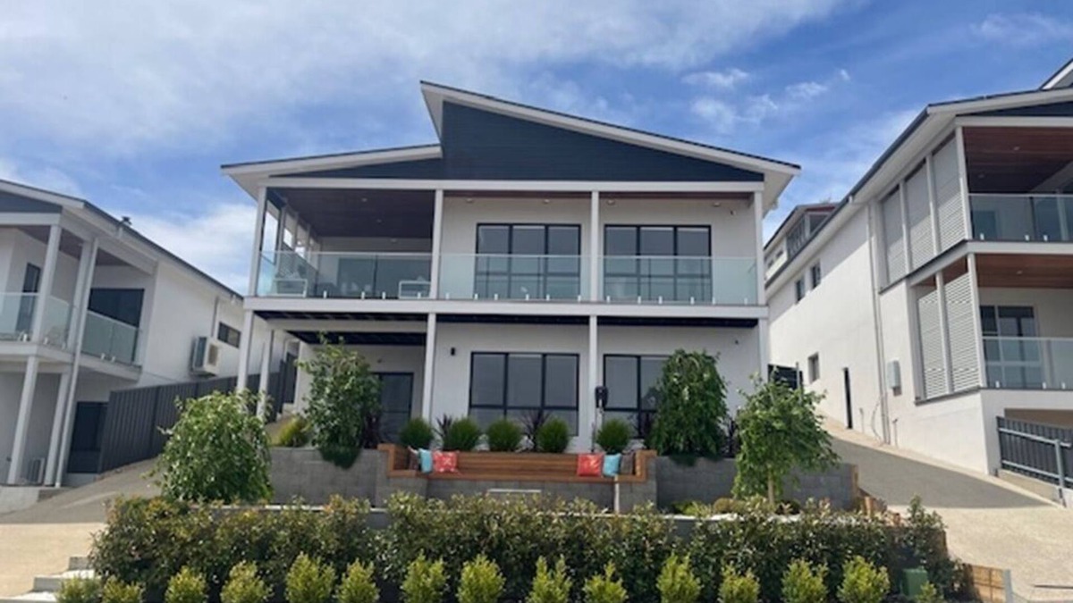 Normanville House | SeadaView - Luxury Views & Modern Comforts