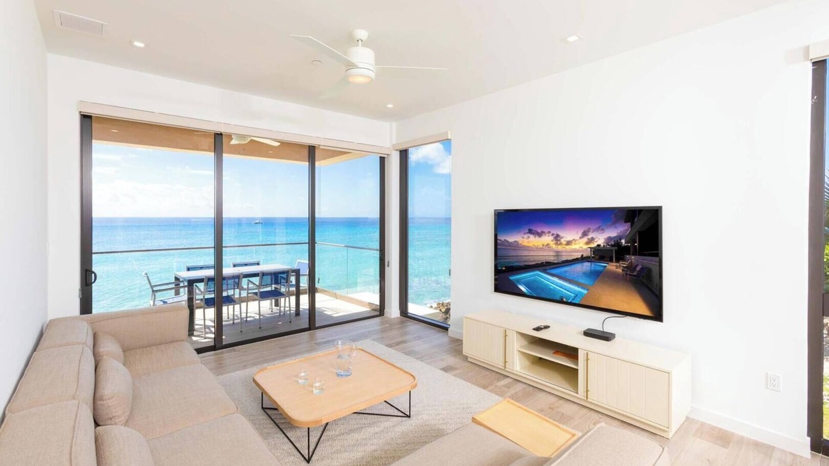 Northwest Point Condo | SeaDreams #4: New West Bay Beach Condos w/Oceanfront Pool, Heated Spa + Rooftop Lounge