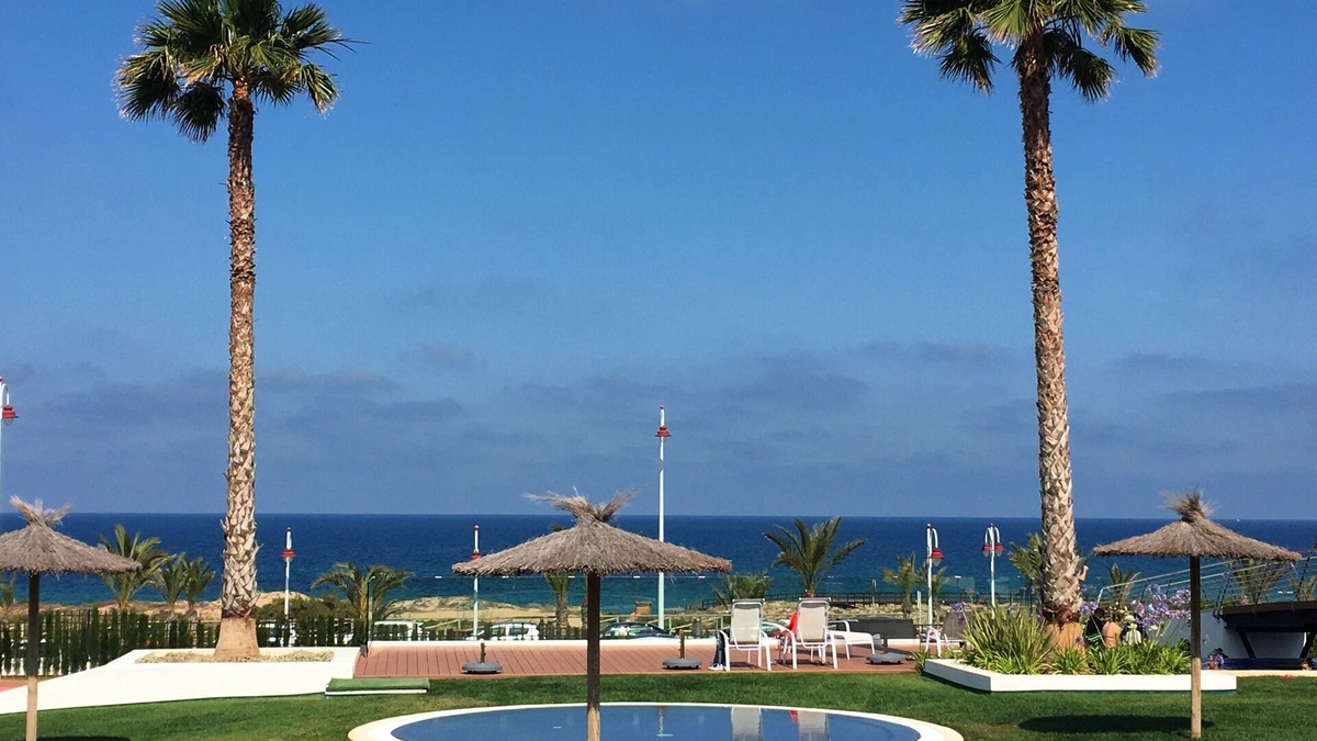 Els Arenals del Sol Apartment | Seafront apartment with terrace, garden and sea views