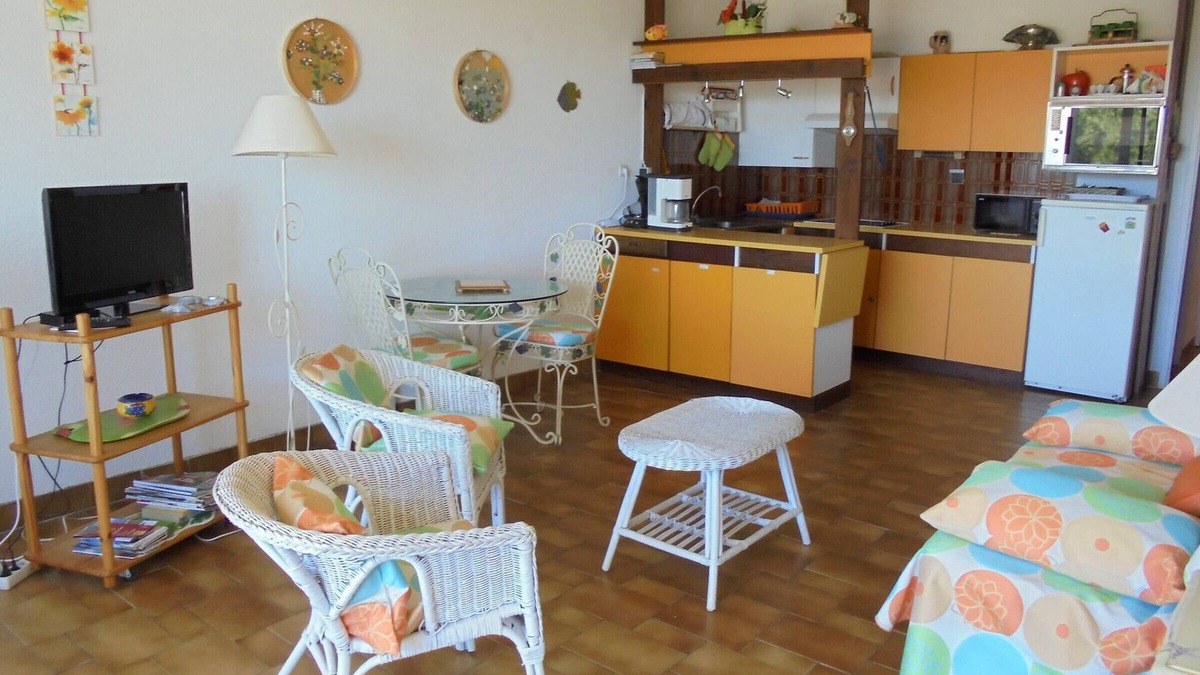 Argeles Plage Apartment | Seafront Apartment for 4 in Argelès-sur-Mer with Private Parking