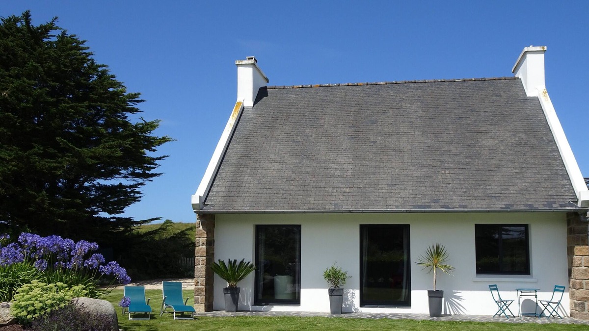 Cleder House | SEAFRONT, DIRECT ACCESS TO SANDY BEACH