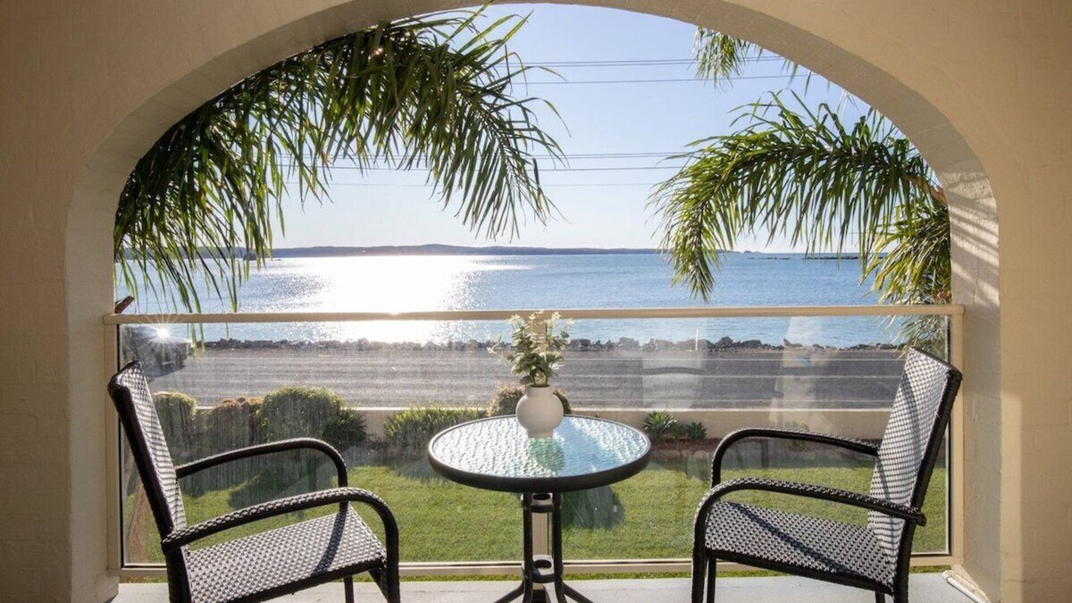 Batehaven Apartment | Seafront Getaway Studio, Great Location with Pool
