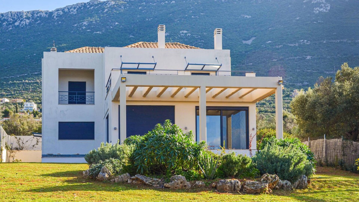 Skroponeria House | Seafront Holiday Villa
