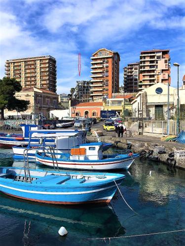 Picanello-Ognina-Barriera-Canalicchio House | Seafront in the City