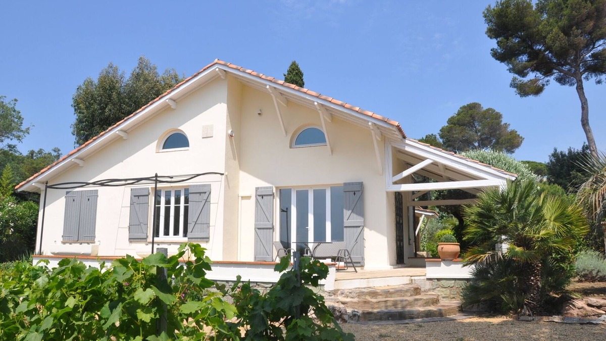 Guerrevieille House | Seafront luxury villa with panoramic view over the Bay of St Tropez