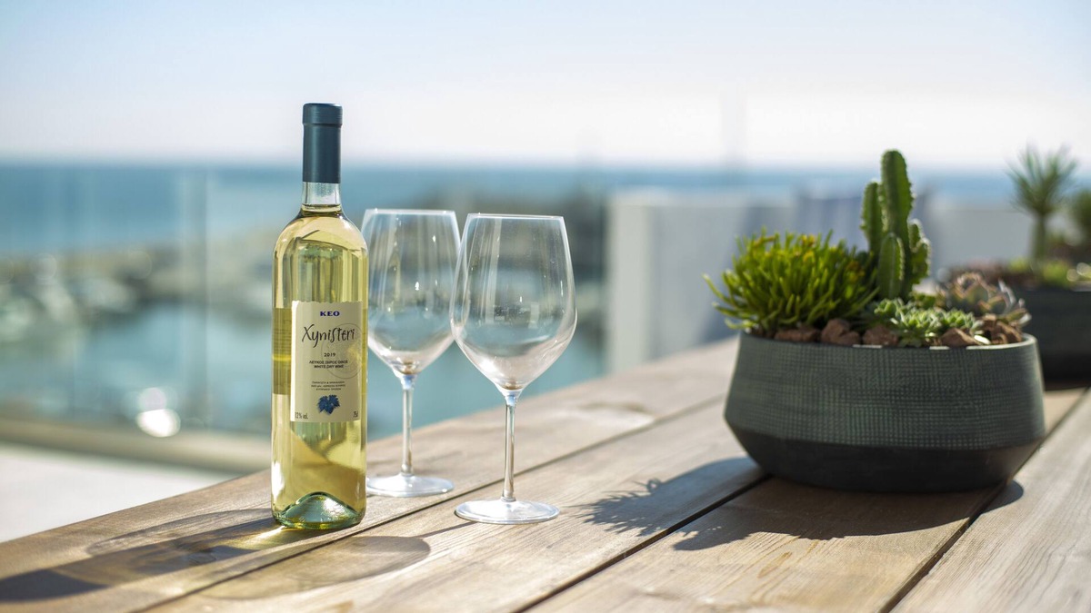 Zygi Apartment | Seafront Oasis above the Marina