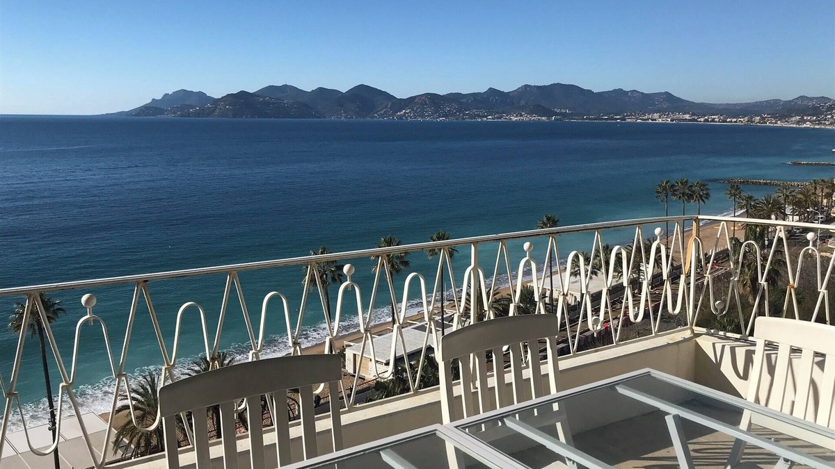Le Suquet Apartment | Seafront, panoramic view of Cannes bay, top floor terrace